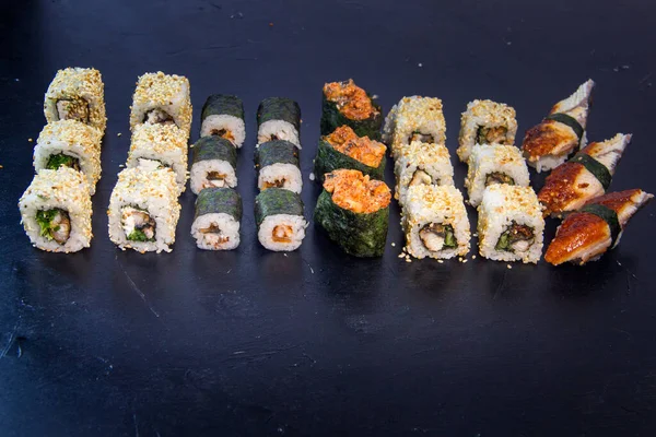 Krem peynirli suşi ve rulo, Japon yemeği.