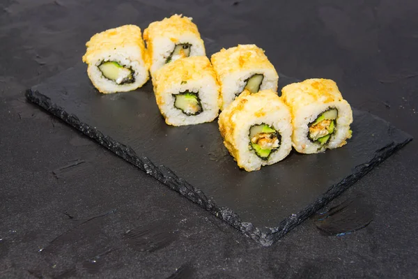 Gorąca Bułka Łososiem Serem Śmietankowym Sezamem Menu Sushi Japoński — Zdjęcie stockowe