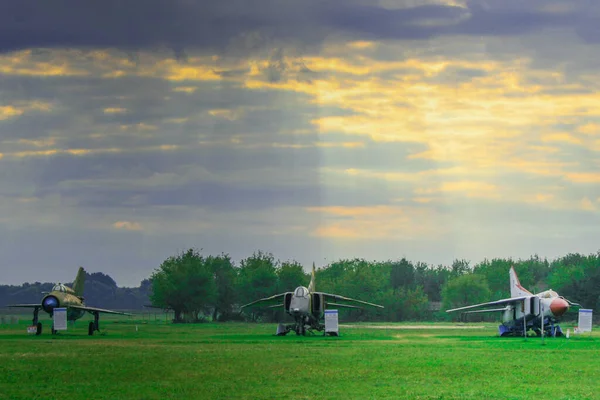 Tři Vojenská Letadla Zeleném Poli Modrá Obloha Tmavými Mraky Připravují — Stock fotografie