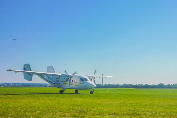 Fly Med Propeller Grønn Mark Blå Bakgrunn – stockfoto