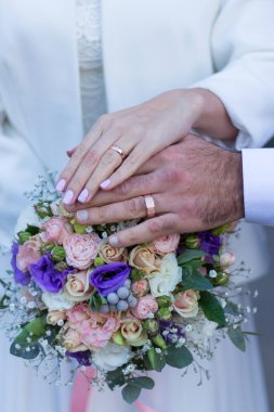 Yüzük, eller, düğün ve nişan buketi aşık