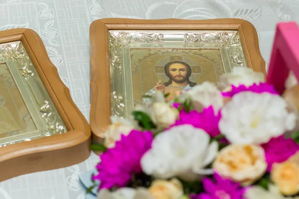 Düğün ikonu ve nişan buketi. Simge ve düğün havlusu