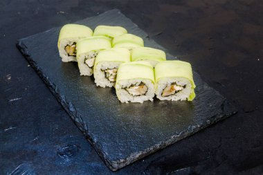 Sebzeli suşi, tofu, krem peynir ve susamlı. Suşi menüsü Japon yemeği.