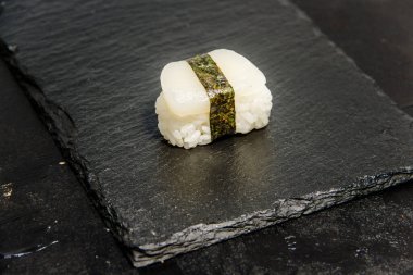 Sebzeli suşi, tofu, krem peynir ve susamlı. Suşi menüsü Japon yemeği.