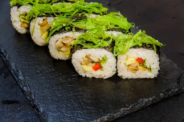 Sebzeli suşi, tofu, krem peynir ve susamlı. Suşi menüsü Japon yemeği.