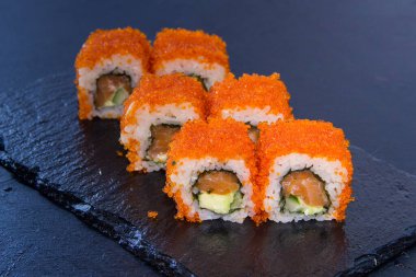 Krem peynirli suşi, susamlı. Suşi menüsü. Japon yemeği.