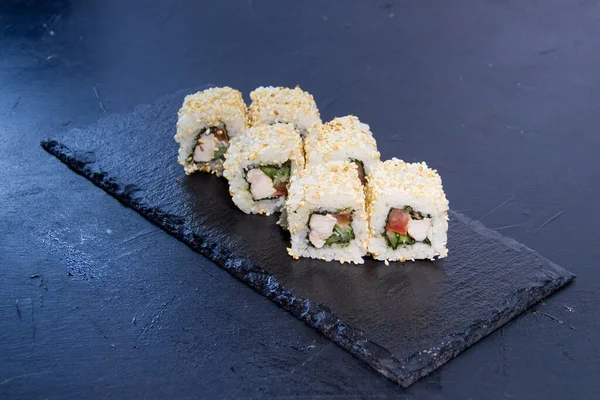 Krem peynirli suşi, susamlı. Suşi menüsü. Japon yemeği 8