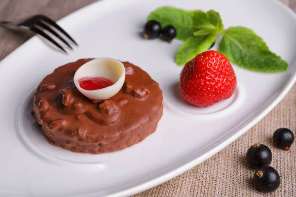 イチゴやスグリとチョコレート ケーキ — ストック写真