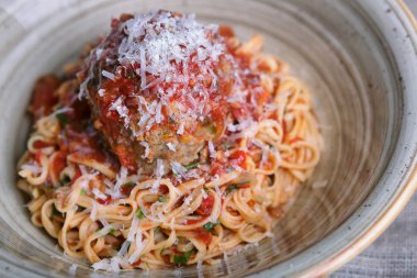 Makarna sosu ve köfte ile