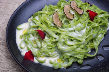 Yer mantarı ile makarna