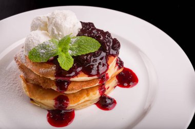 Dondurma ve reçel krep