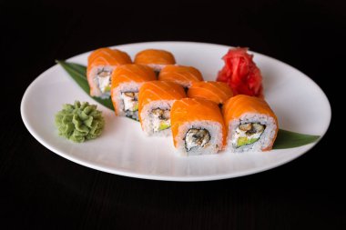 Beyaz tabakta suşi rulo