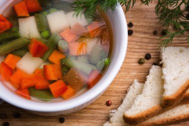 Bezelye, soğan ve havuç ile sebze çorbası