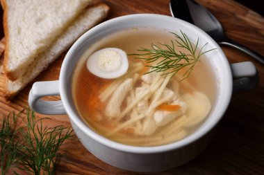 tavuk suyu ve yumurta noodles ile