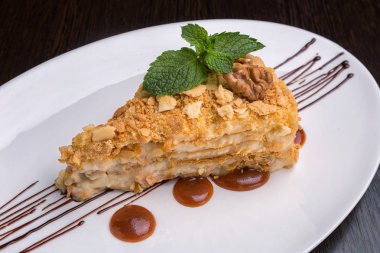 Nane yaprakları ve fındık ile Napolyon pasta