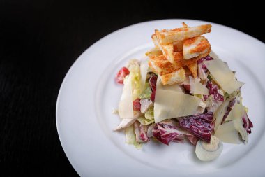 Sebze salatası et balık mantar peynir