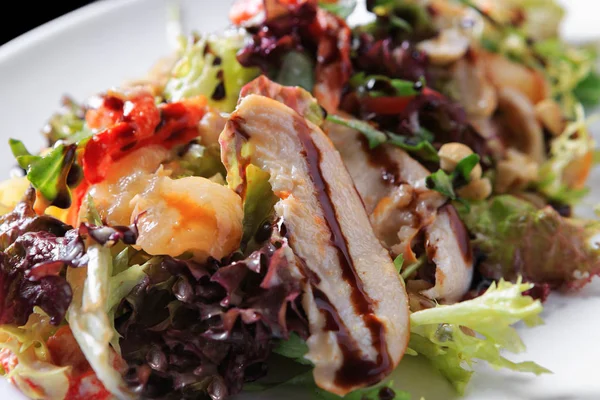 Salada vegetal carne peixe cogumelos queijo — Fotografia de Stock