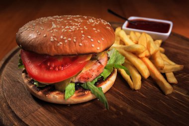 Hamburger et ve patates kızartması ile