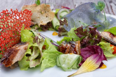 Yılan balığı ile sebze salatası