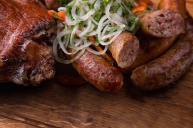 Yeşillikleri ile çeşitli sosis