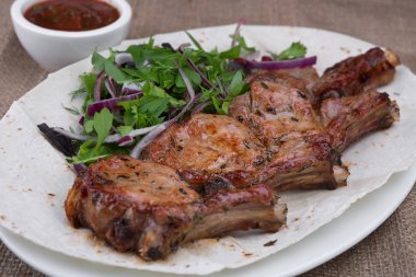 Izgara pirzola otlar ve sos ile