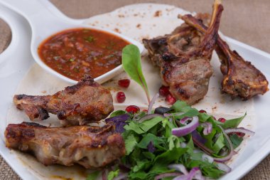 Izgara pirzola otlar ve sos ile