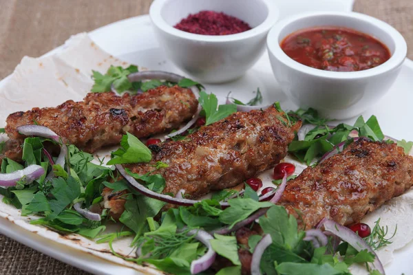 Kebab Lula con cebollas y verduras — Foto de Stock