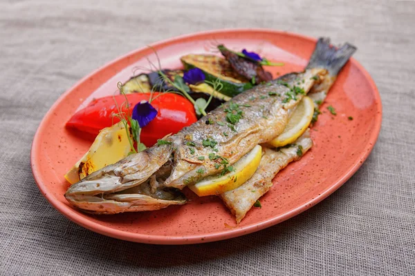 Жареная рыба с овощами — стоковое фото