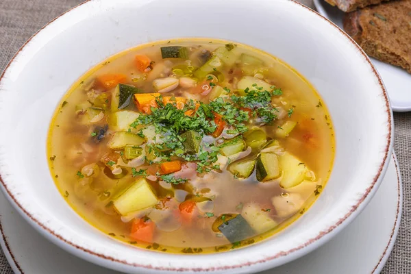 Овощной суп с зеленью — стоковое фото