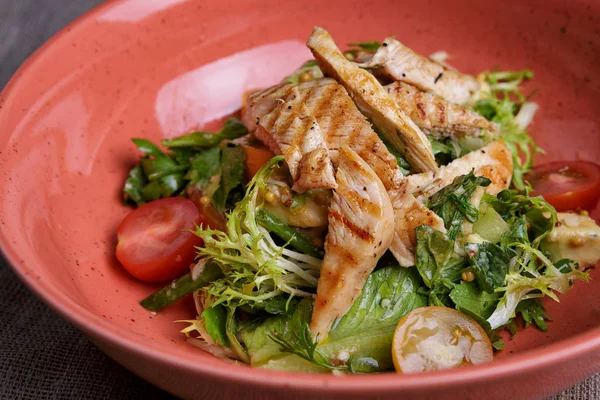 Salat mit Hühnerfilet — Stockfoto