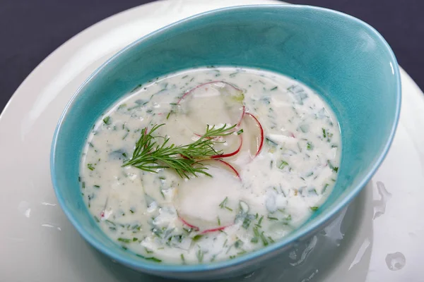 Okroshka con kefir ed erbe — Foto Stock