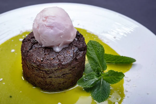 Fondan şurubu ve dondurma ile