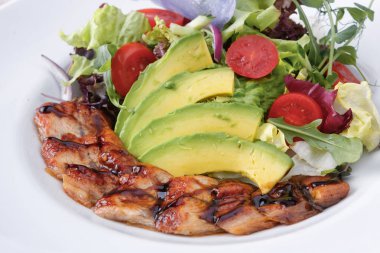 Yılan balığı ve Avokado salatası