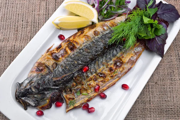 Sebzeli fırında uskumru