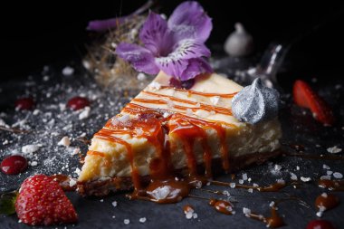 Siyah arkaplanda cheesecake