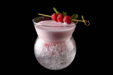 Siyah arkaplanda kokteyl