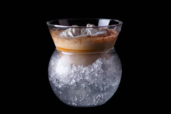 Cocktail auf schwarzem Hintergrund — Stockfoto