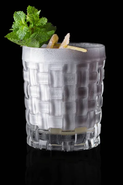 Cocktail op een zwarte achtergrond — Stockfoto