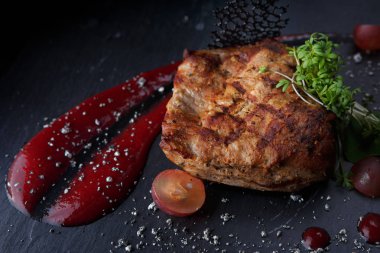 Siyah bir zemin üzerine kızarmış eti biftek