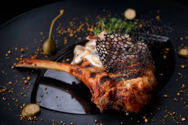 Et kemik mantar ve sos ile