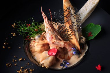 Çeşitli deniz ürünleri karides, tarak ve midye, sos ile