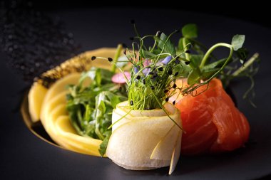 Somon, armut, mango ve Roka Salatası