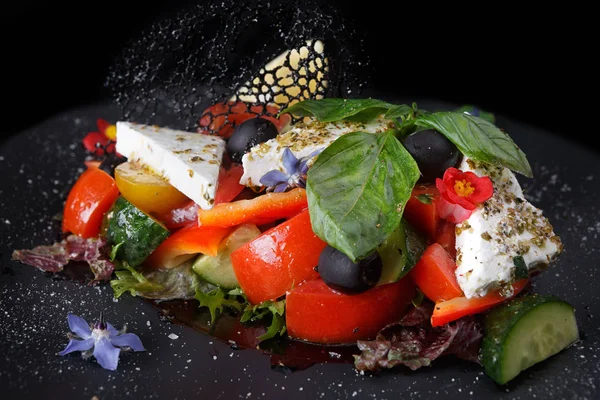 Siyah bir zemin üzerine Yunan salatası — Stok fotoğraf