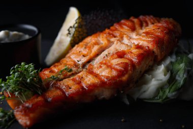 Kızarmış som balığı biftek sosu ile