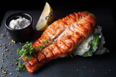 Kızarmış som balığı biftek sosu ile