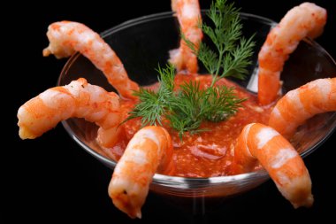 Haşlanmış karides soslu