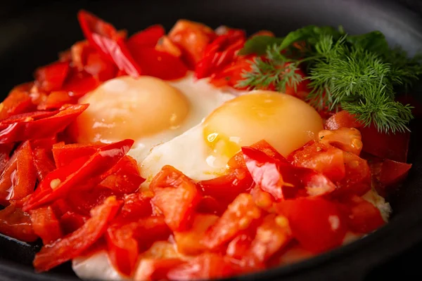 Ovos fritos com tomate e pimentão — Fotografia de Stock