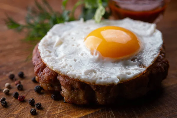 Жареный бифштекс с яйцом — стоковое фото