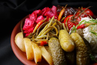 bir plaka üzerinde turşu