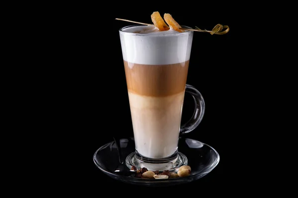 Caffè latte su sfondo nero — Foto Stock
